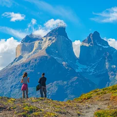 Cercles muraux Cuernos del Paine Deux touristes, un homme et une femme, regardant un point de vue sur les sommets des Andes de Cuernos del Paine, parc national Torres del Paine, Puerto Natales, Patagonie, Chili.