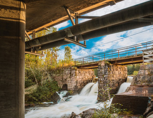Mały wodopad pod wiakuktem w pobliżu Hakadal w Norwegiaa © Dreamnordno