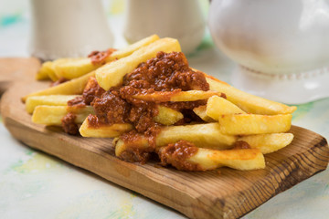 French fries with minced meat salsa