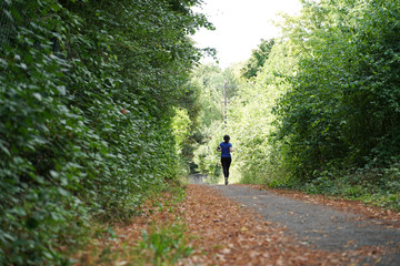 Fototapeta premium course a pieds dans la forêt