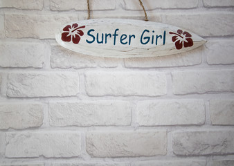 Fondo de tela blanco con tabla de surf de madera