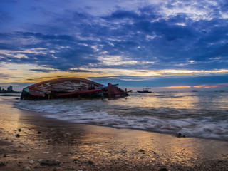 Fototapeta na wymiar landscape of Beaches with sea and boat crashes , Pattaya Thailand