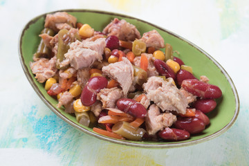 Tuna salad with vegetables