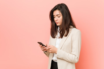Naklejka premium Young caucasian woman talking on the phone