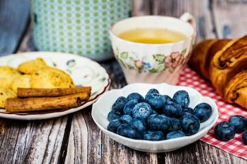 Petit déjeuner sain avec thé myrtilles fraiches muesli