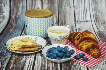 Petit déjeuner sain avec thé myrtilles fraiches muesli