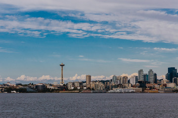 Fototapeta na wymiar Seattle skyline and waterfront with Space Needle