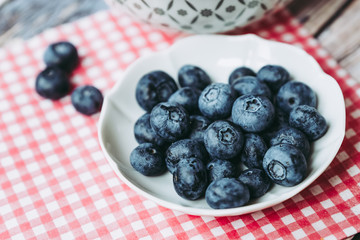 Myrtilles du jardin dans une coupelle sur la table de cuisine