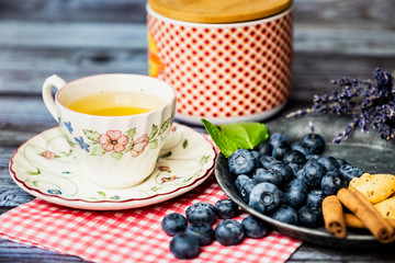 Gouter avec thé myrtilles et biscuits sablés