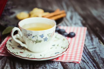 Gouter avec thé myrtilles et biscuits sablés