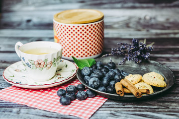 Gouter avec thé myrtilles et biscuits sablés