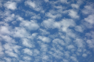 午後の晴天の秋空に澄み渡る雲海