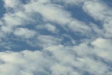 午後の晴天の秋空に澄み渡る雲海
