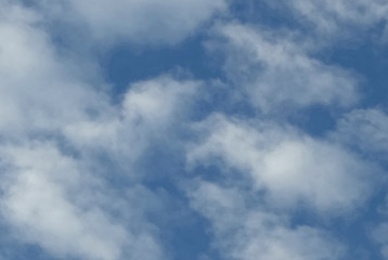 午後の晴天の秋空に澄み渡る雲海