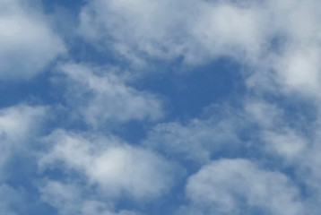 午後の晴天の秋空に澄み渡る雲海