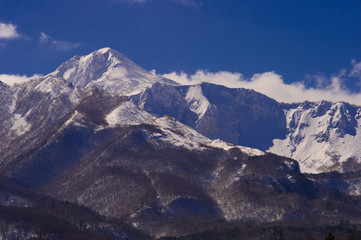 真冬の雪を被った磐梯と快晴のすがすがしい青空