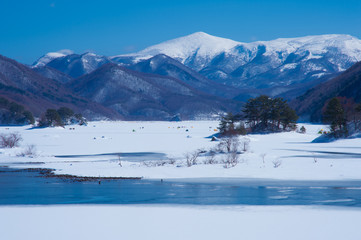 裏磐梯秋元湖（日本）の冬の雪景色風景