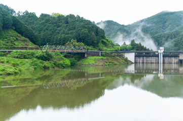 Fototapeta na wymiar 靄が出ている早朝の奈良の湖