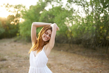 Naklejka premium young woman in the park with dandelions