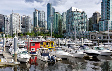 Fototapeta na wymiar Beautiful cityscape of Vancouver and bright floating houses in marina, British Columbia Canada