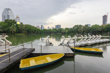 Naklejka premium View of the city park surrounded by big green trees