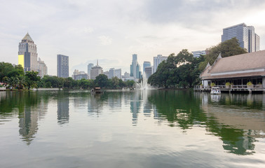 Obraz premium Evening view of a park in Bangkok