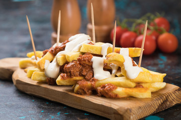 French fries with minced meat salsa