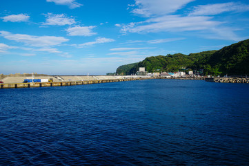 波静かな大島の岡田港