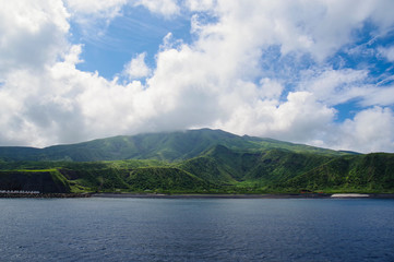 太平洋を進む客船からみる三宅島