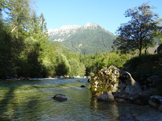 flussidylle am soca fluss in slowenien mit berg, wald