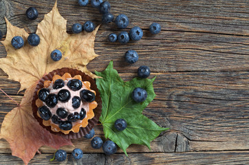 Cheesecake with blueberries and leaves
