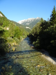 soca fluss mit berg im hintergrund