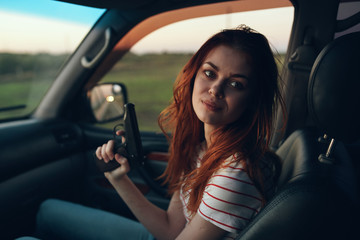 Obraz na płótnie Canvas young woman driving a car