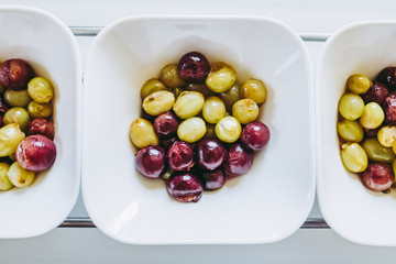 Dessert dans un bol, raisins blanc et rouge cuits au sucre