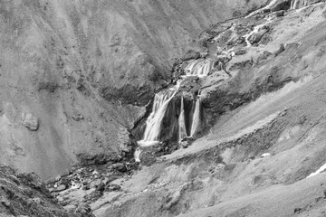 Zahlreiche Bäche fliessen durch das Tal Reykjadalur. 