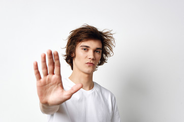 Naklejka premium young man with thumbs up