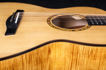 Obraz premium wood texture of lower deck of six strings acoustic guitar on black background. guitar shape