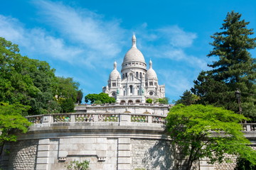 Fototapeta premium Basilica of Sacre Coeur (Sacred Heart) on Montmartre hill, Paris, France