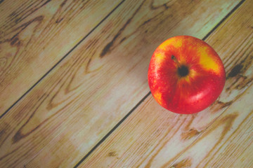 Una manzana sobre tabla de madera