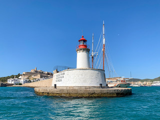 Fototapeta na wymiar Leuchtturm am Hafen von Ibiza