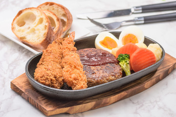 ハンバーグとフライの盛り合わせ