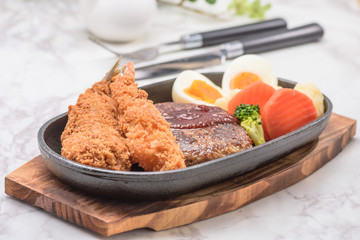 ハンバーグとフライの盛り合わせ