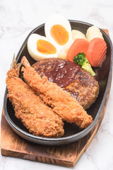 ハンバーグとフライの盛り合わせ