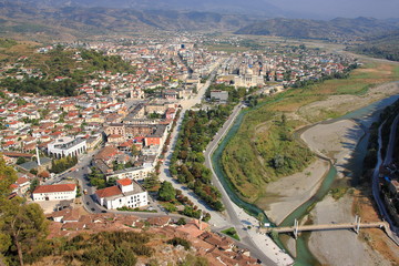 Berat, "miasto tysiąca okien" leżące nad rzeką Osum na stoku wzgórza w środkowej Albanii - widok ze wzgórza zamkowego.