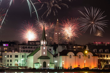 Mit einem Silvesterfeuerwerk über der isländischen Hauptstadt begrüßen die Isländer das neue...