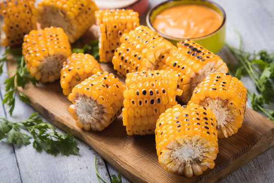 Grilled sweet corn slices