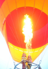 Hot air balloon burner for heating air inside the balloon