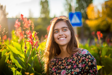 Naklejka premium Young girl in the fall. girl with long hair is smiling. portrait of young woman. Portrait of a beautiful smiling girl. 
