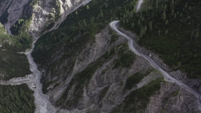 Gebirgsstra&szlig;e in Tirol (Lechtaler Alpen, Hahntennjoch)