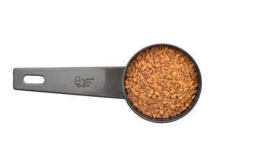 Löslicher Kaffee mit Dosierlöffel auf weißem Hintergrund